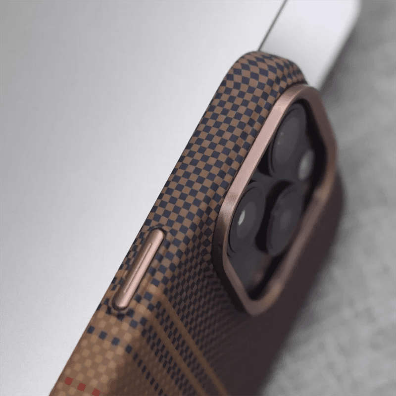 Gradient Carbon Fiber iPhone Case with MagSafe